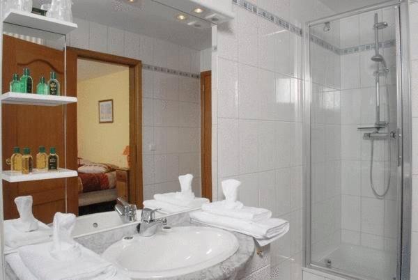 تختخواب و صبحانه Le Bernister Parking Privé