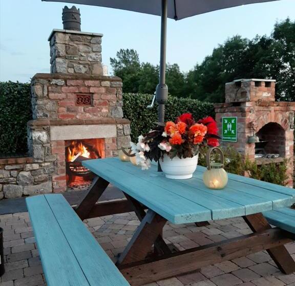 مبيت وإفطار Riverside Lodge