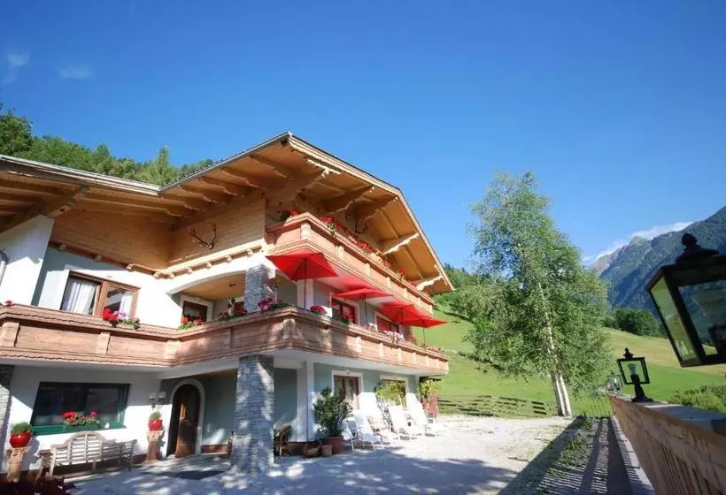 هتل Chalet Ferienhaus Hubertus