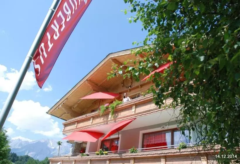 هتل Chalet Ferienhaus Hubertus