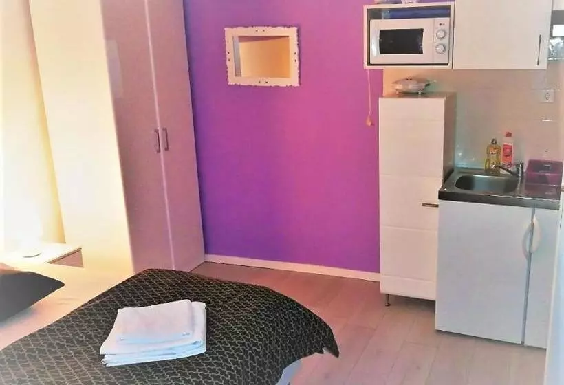 ホテル Apartments Bronic