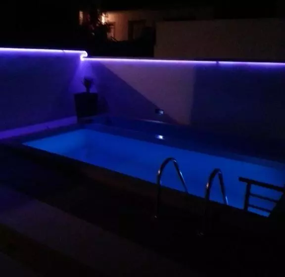ホテル Apartments Bronic