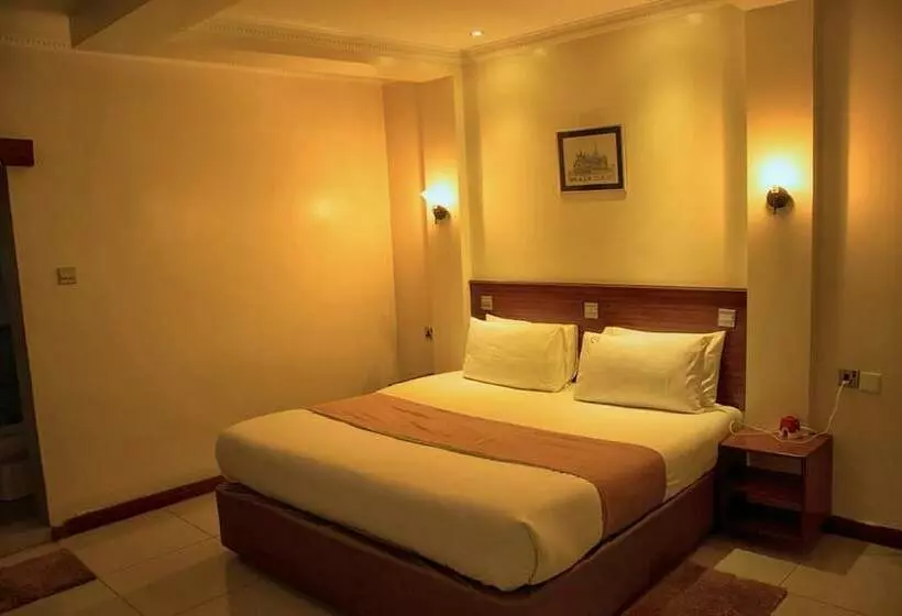 هتل Brownie S Guest House