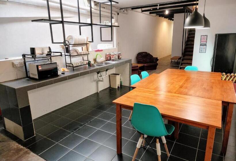 Upspot Kuching Waterfront Premium Hostel