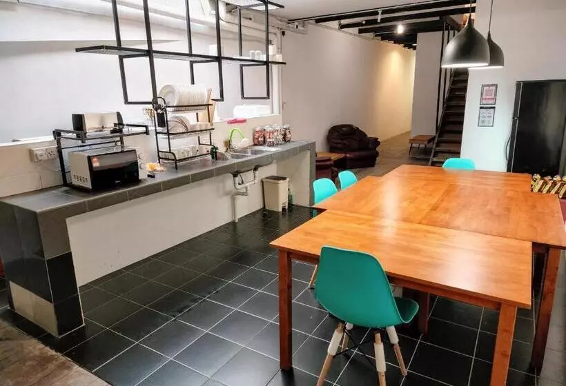 Upspot Kuching Waterfront Premium Hostel