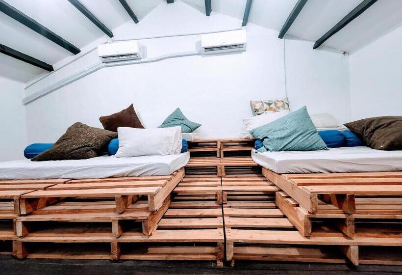 Upspot Kuching Waterfront Premium Hostel