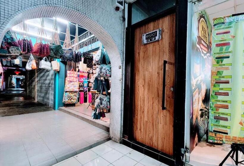 Upspot Kuching Waterfront Premium Hostel