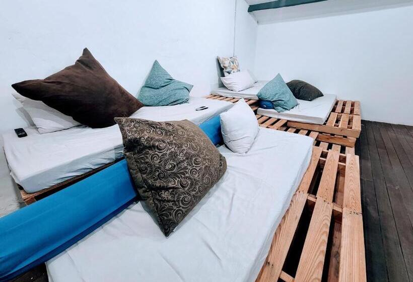 Upspot Kuching Waterfront Premium Hostel