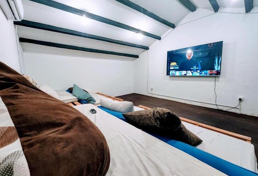 Upspot Kuching Waterfront Premium Hostel