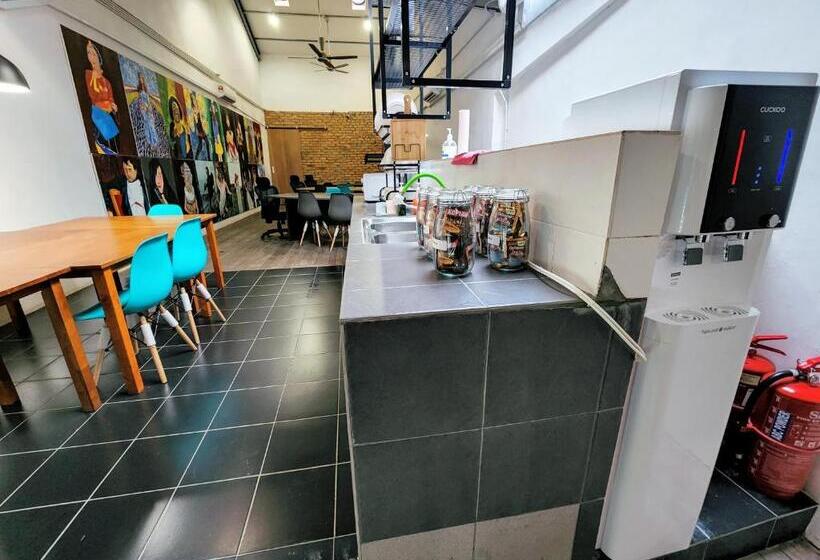 Upspot Kuching Waterfront Premium Hostel