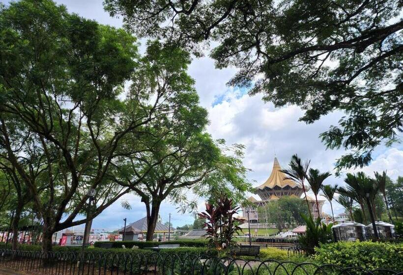 Upspot Kuching Waterfront Premium Hostel