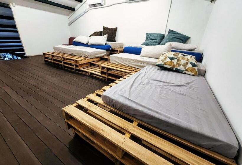 Upspot Kuching Waterfront Premium Hostel