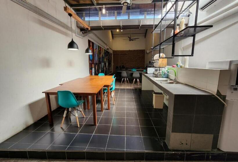 Upspot Kuching Waterfront Premium Hostel