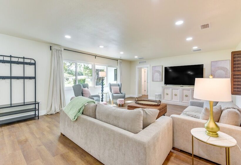 Bradenton Mid Century Charmer: 5 Mi To Beach!