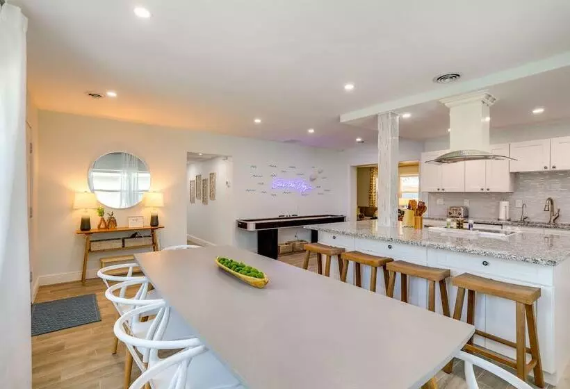 Largo Escape W/ Heated Pool & Lanai Oasis!
