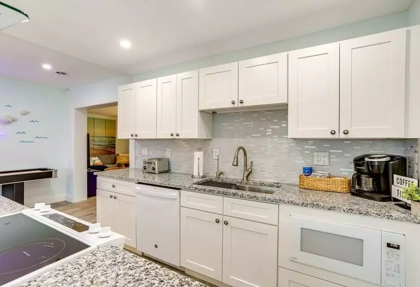 Largo Escape W/ Heated Pool & Lanai Oasis!