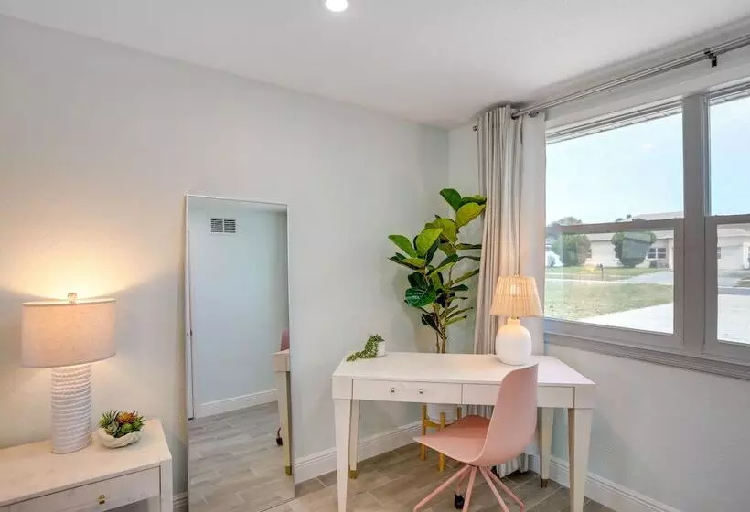 Largo Escape W/ Heated Pool & Lanai Oasis!