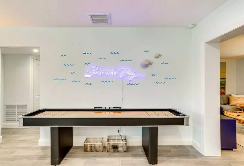 Largo Escape W/ Heated Pool & Lanai Oasis!