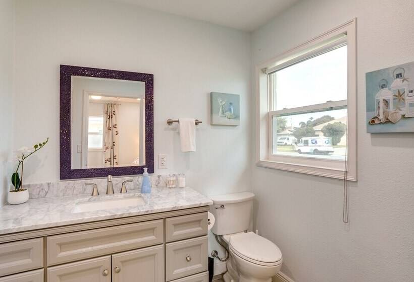 Largo Escape W/ Heated Pool & Lanai Oasis!