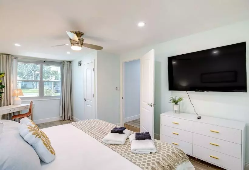 Largo Escape W/ Heated Pool & Lanai Oasis!