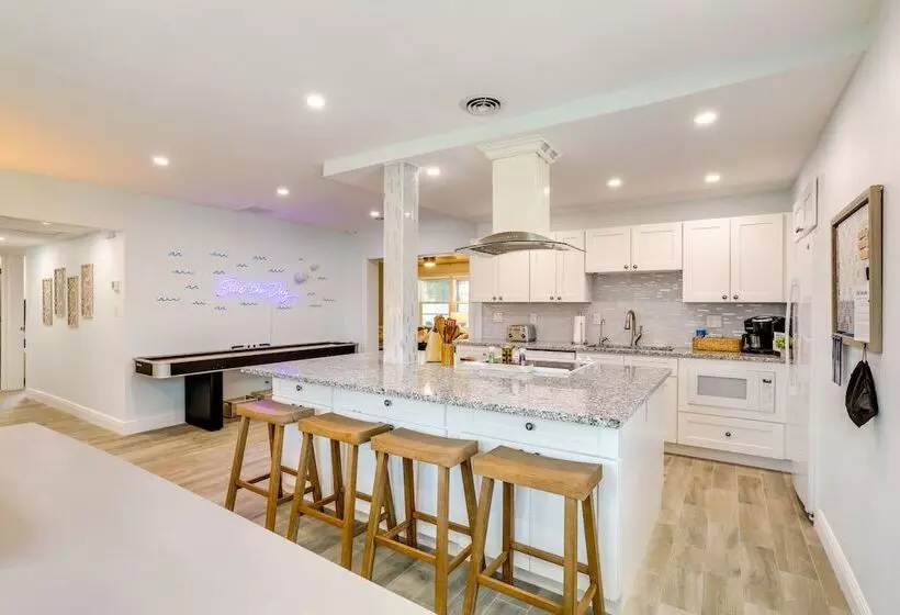 Largo Escape W/ Heated Pool & Lanai Oasis!