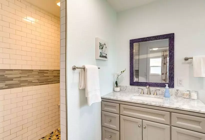 Largo Escape W/ Heated Pool & Lanai Oasis!
