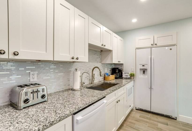 Largo Escape W/ Heated Pool & Lanai Oasis!