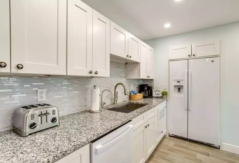 Largo Escape W/ Heated Pool & Lanai Oasis!