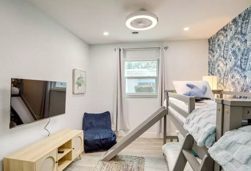 Largo Escape W/ Heated Pool & Lanai Oasis!