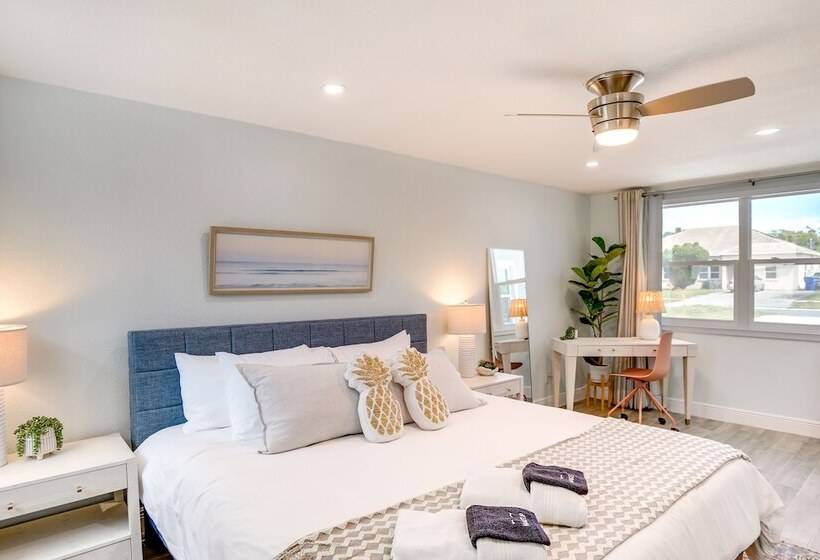 Largo Escape W/ Heated Pool & Lanai Oasis!