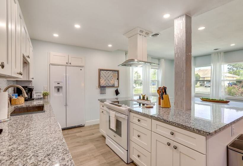 Largo Escape W/ Heated Pool & Lanai Oasis!