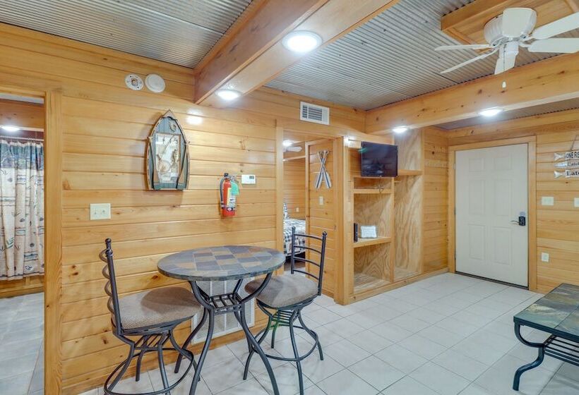 1/2 Mi To Greers Ferry Lake: Quiet Cabin W/ Porch