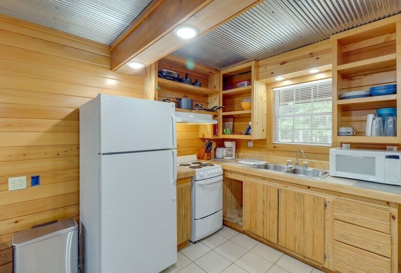 1/2 Mi To Greers Ferry Lake: Quiet Cabin W/ Porch