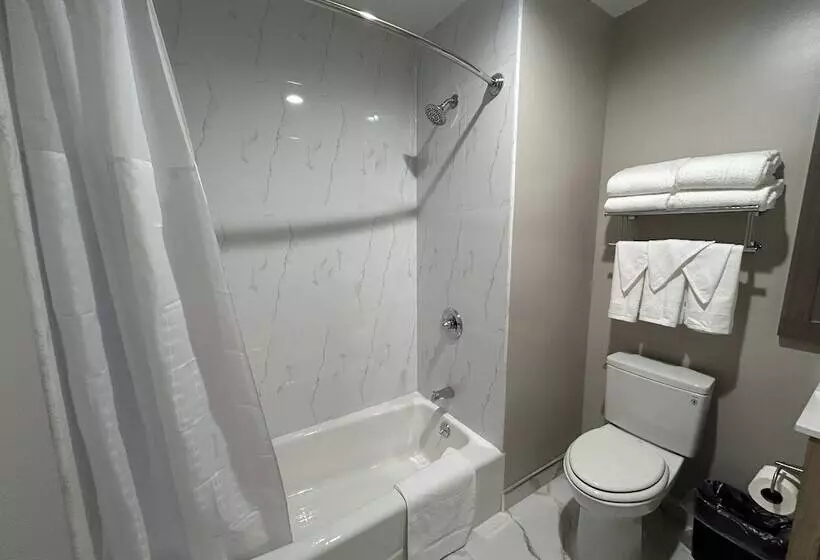 هتل Days Inn By Wyndham Staten Island