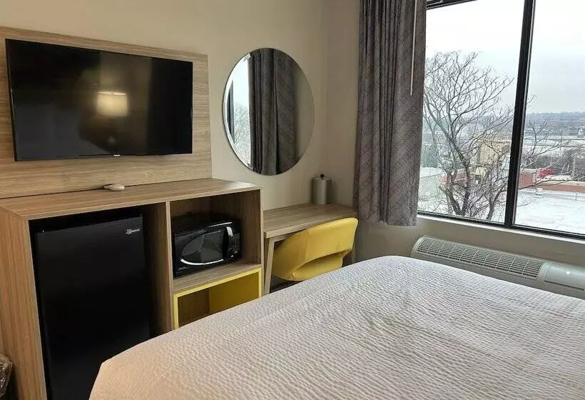 هتل Days Inn By Wyndham Staten Island