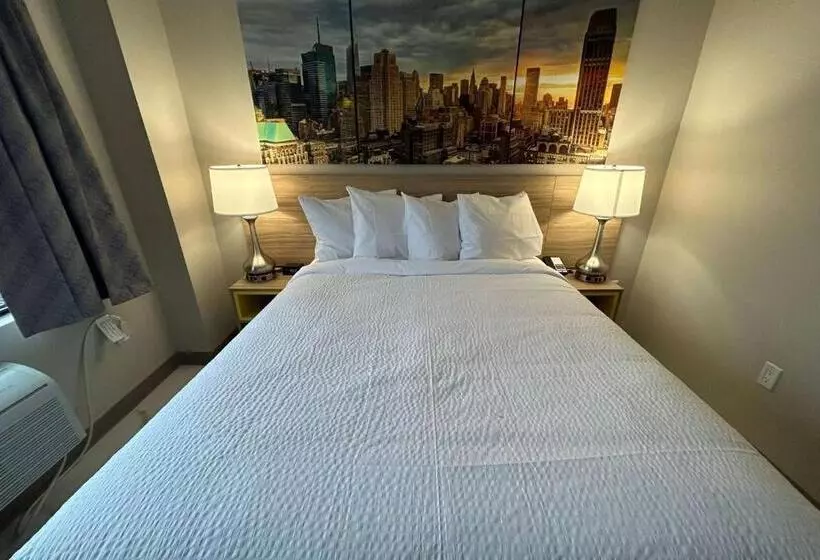 هتل Days Inn By Wyndham Staten Island