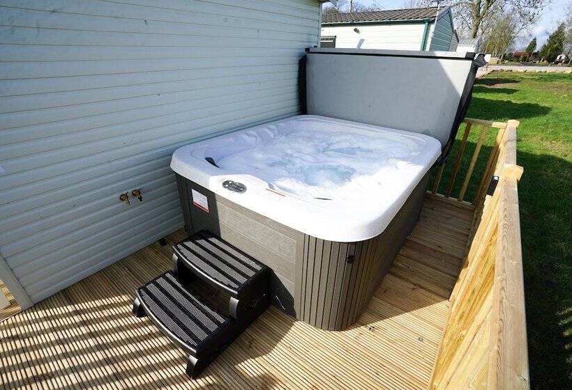 호텔 Inviting 3 Bed Lodge In Preston Hot Tub