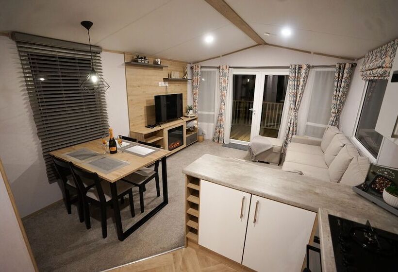 호텔 Inviting 3 Bed Lodge In Preston Hot Tub