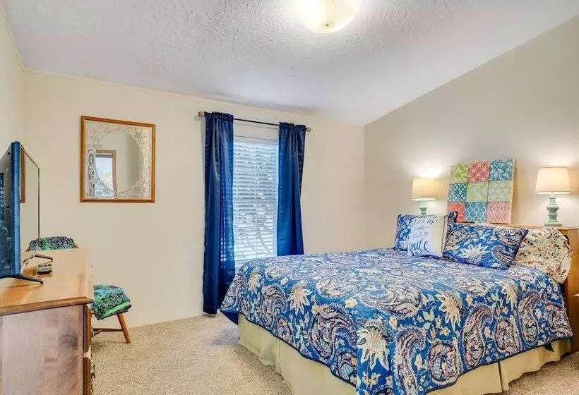 Idyllic Rock Island Home W/ Columbia River Views