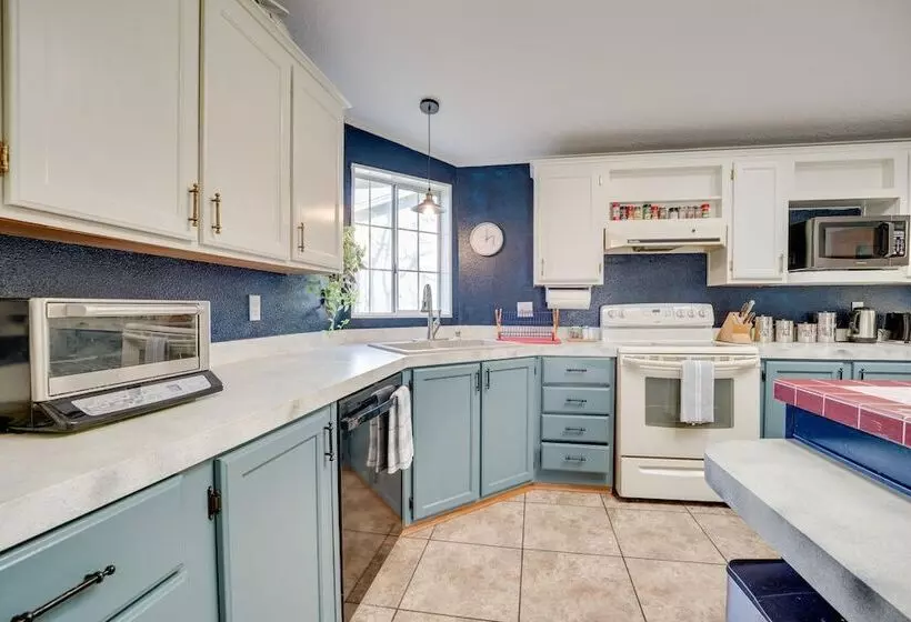 Idyllic Rock Island Home W/ Columbia River Views