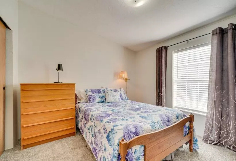 Idyllic Rock Island Home W/ Columbia River Views