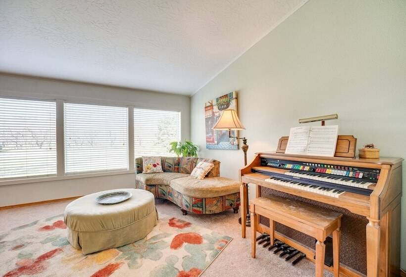 Idyllic Rock Island Home W/ Columbia River Views