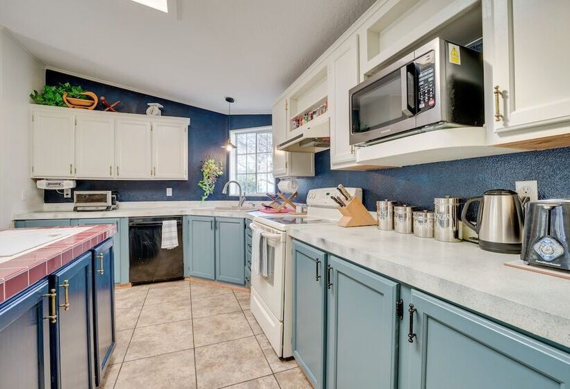 Idyllic Rock Island Home W/ Columbia River Views