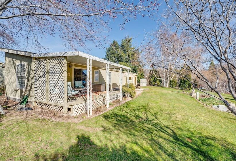 Idyllic Rock Island Home W/ Columbia River Views
