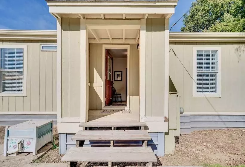 Idyllic Rock Island Home W/ Columbia River Views