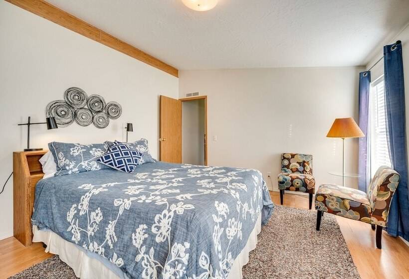 Idyllic Rock Island Home W/ Columbia River Views