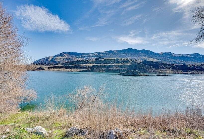 Idyllic Rock Island Home W/ Columbia River Views