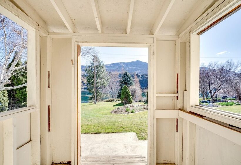 Idyllic Rock Island Home W/ Columbia River Views