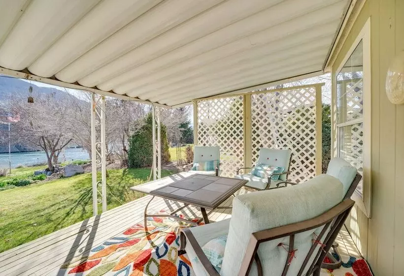 Idyllic Rock Island Home W/ Columbia River Views