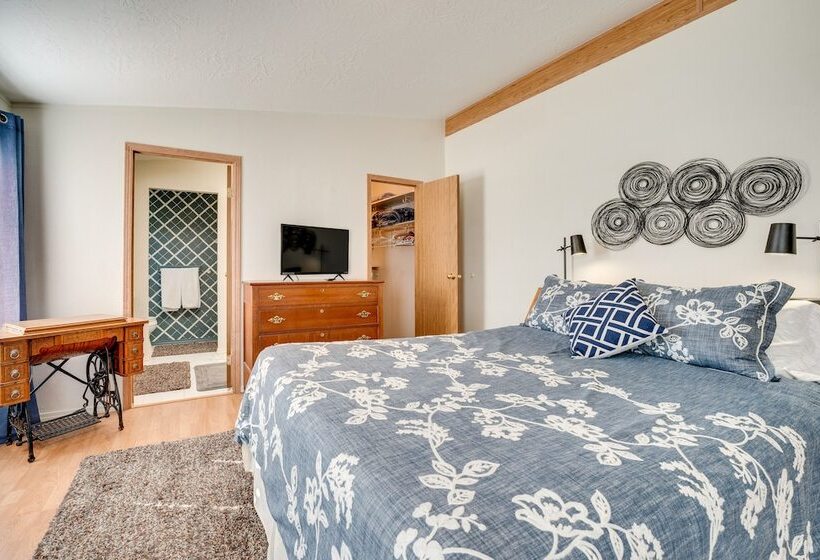 Idyllic Rock Island Home W/ Columbia River Views